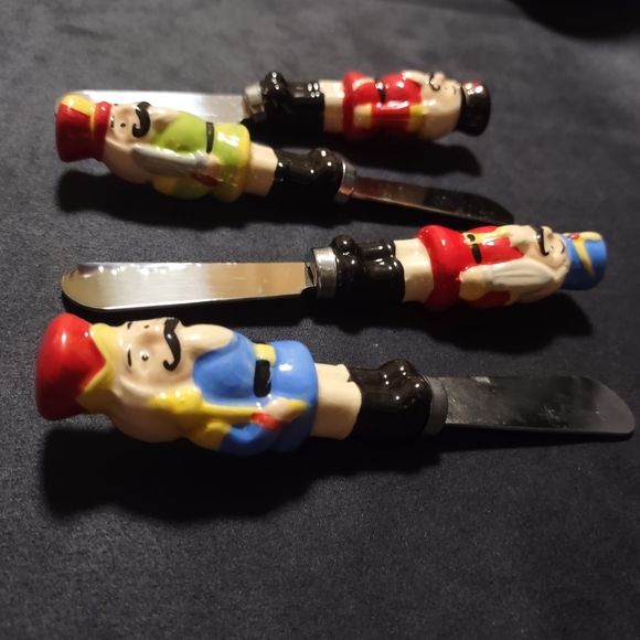 Avon 2013 Set of 4 Christmas Holiday Toy Soldiers Appetizer Spreaders - Picture 2 of 7
